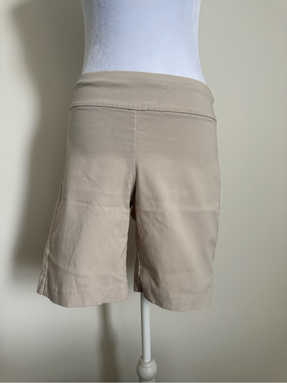 J. McLaughlin Women's Beige Stretch Waist Shorts Masie Bermuda shorts size 4
